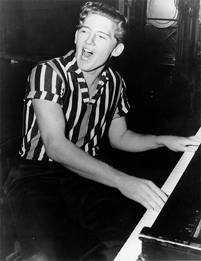 Jerry Lee Lewis singing & playing the piano. Original source: New York Times, www.nytimes.com/2022/10/28/arts/music/jerry-lee-lewis-dead.html.